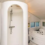 8 Person In Albaek-by Traum