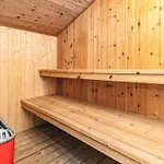8 Person In Albaek-by Traum *