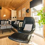 8 Person In Albaek-by Traum *