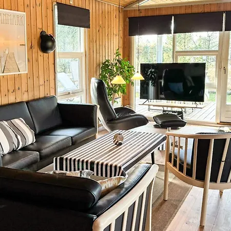 8 Person In Albaek-by Traum