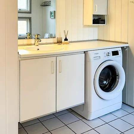 8 Person In Albaek-by Traum