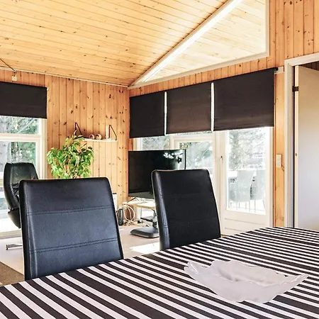 8 Person In Albaek-by Traum *