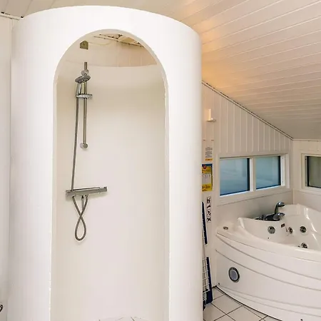8 Person In Albaek-by Traum