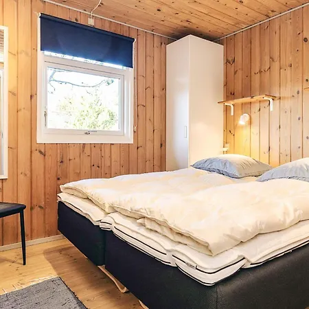 8 Person In Albaek-by Traum