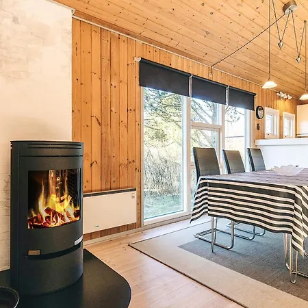 8 Person In Albaek-by Traum