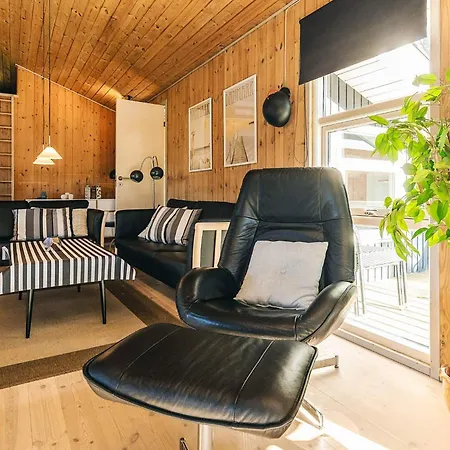 8 Person In Albaek-by Traum *