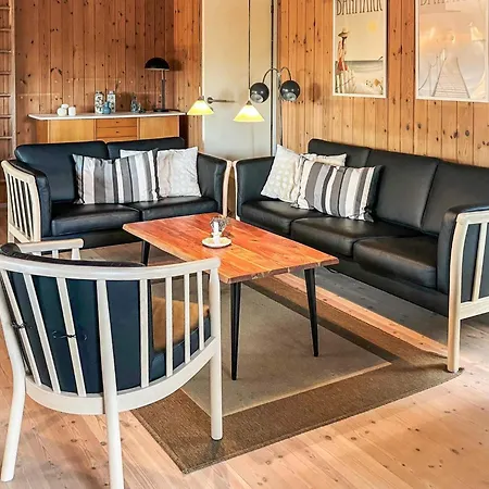 8 Person In Albaek-by Traum *