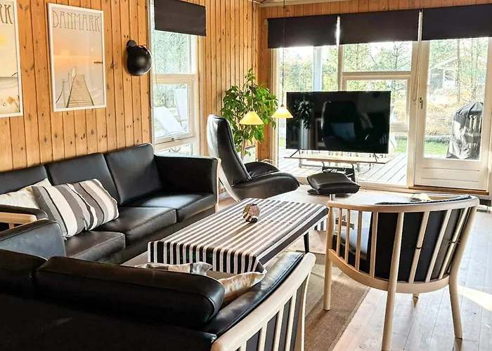 8 Person In Albaek-by Traum