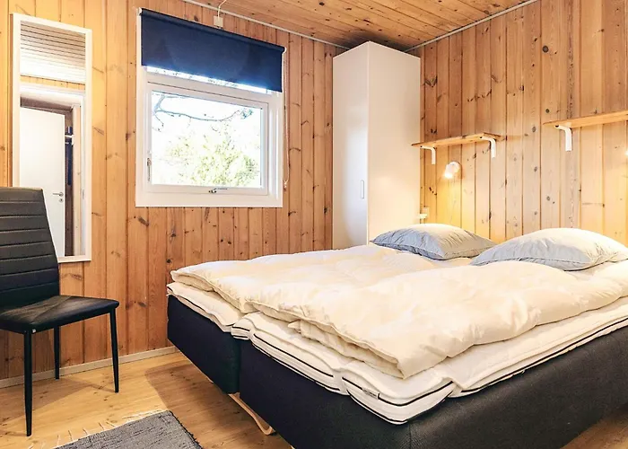 8 Person In Albaek-by Traum
