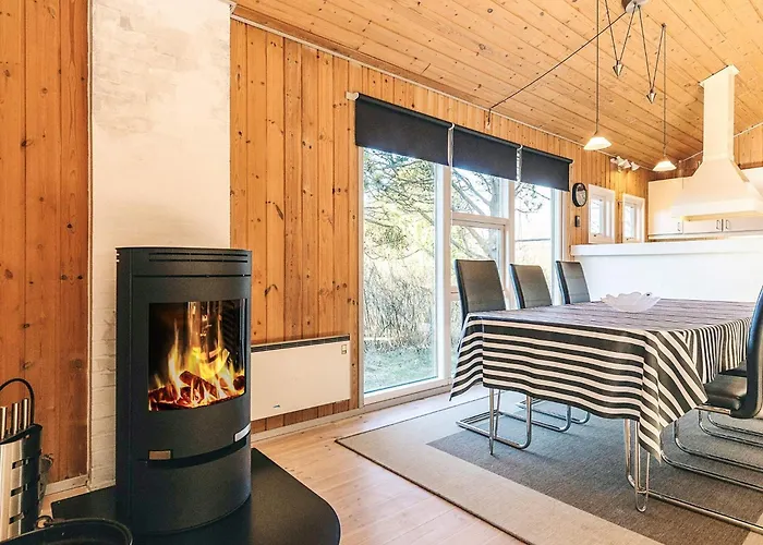 8 Person In Albaek-by Traum