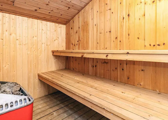 8 Person In Albaek-by Traum *