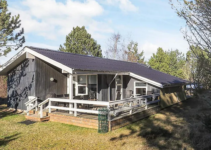 8 Person In Albaek-by Traum
